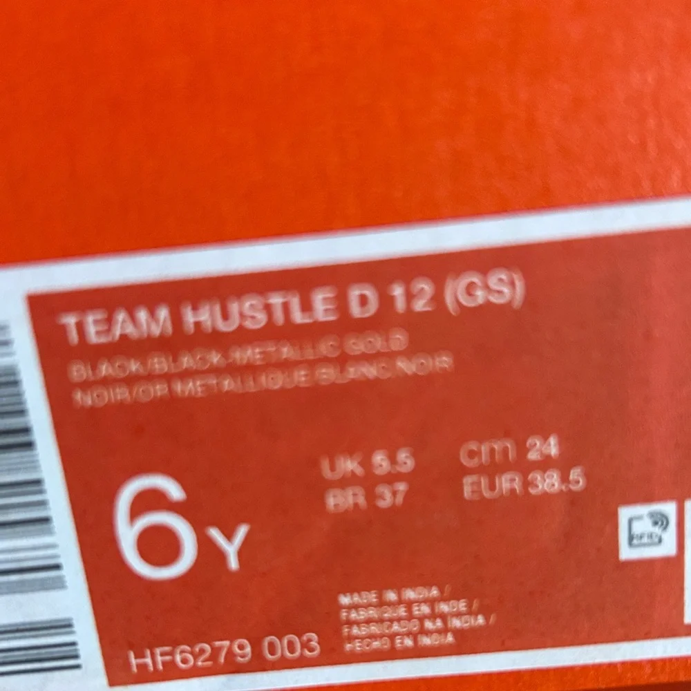 Nike Team Hustle D 10 GS Kids Basketball Shoes Black Metallic Gold CW6735-002